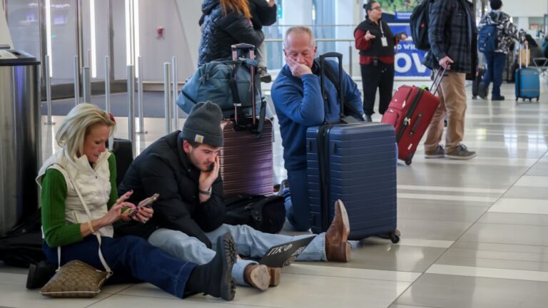 Airlines cancel more than 1,500 flights for winter storm