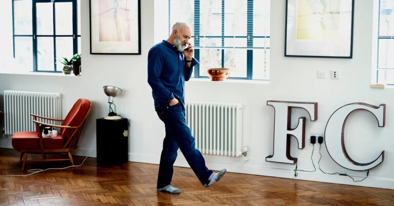 How to Set Up a Smartphone for Elderly Loved Ones