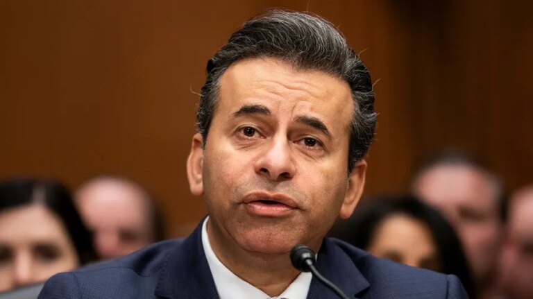 Makary denies plans for COVID-19 black box warning