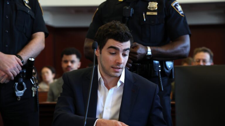 Mangione pre-trial hearing wraps, but judge won’t rule on evidence for months : NPR