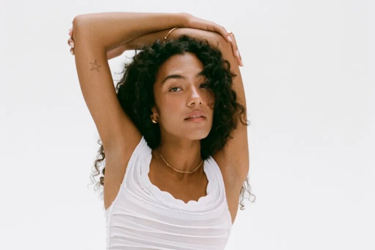 Olivia Dean Tightens Grip on ARIA Charts With Third Week at No. 1