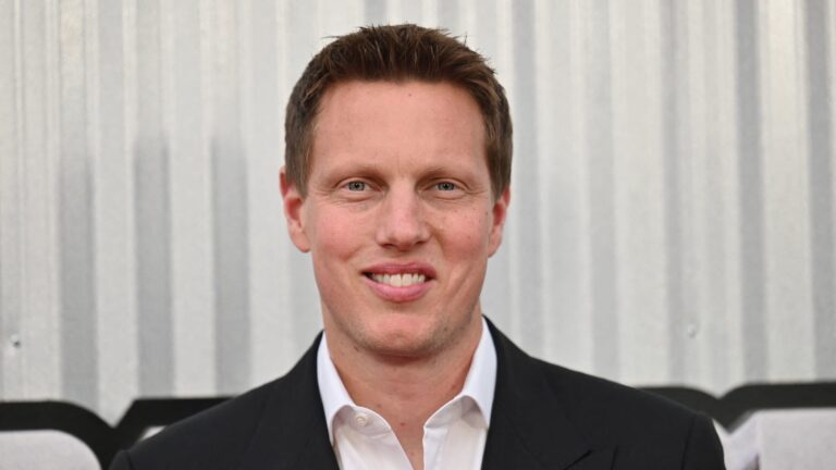 Paramount guarantees Larry Ellison backing in amended bid Paramount guarantees Larry Ellison backing in amended bid