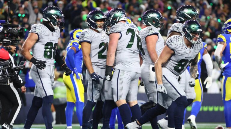 Seahawks tie Rams in 4th on bizarre two-point conversion after backward pass fumble
