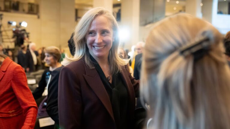Abigail Spanberger becomes Virginia's 1st female governor in historic inauguration