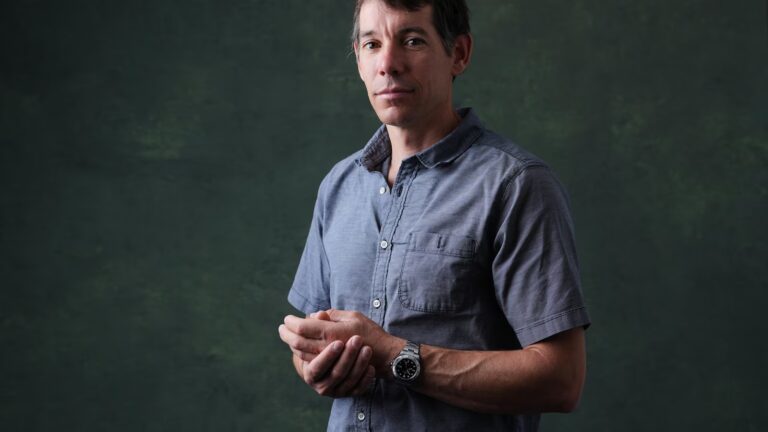 Alex Honnold is climbing Taipei 101 with no ropes, live on TV Alex Honnold is climbing Taipei 101 with no ropes, live on TV