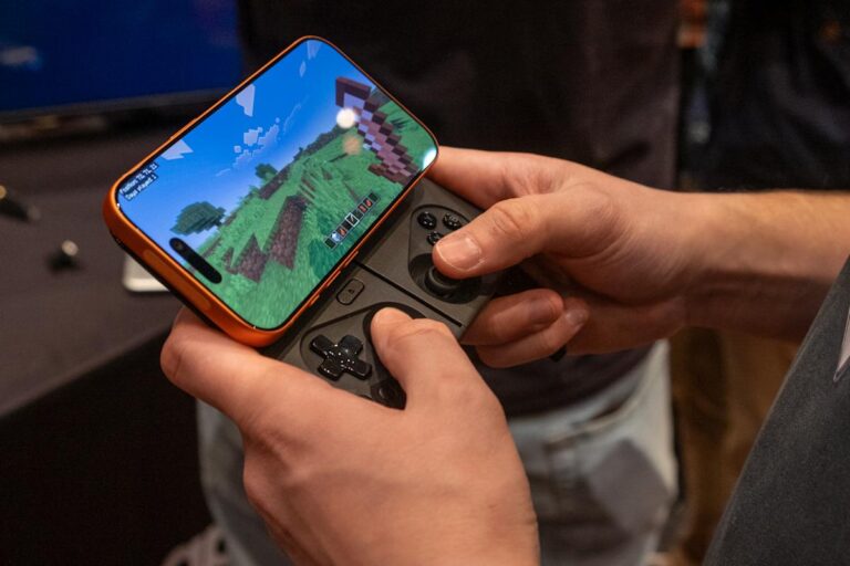 Another look at OhSnap's MCON, a magnetic game controller for your phone