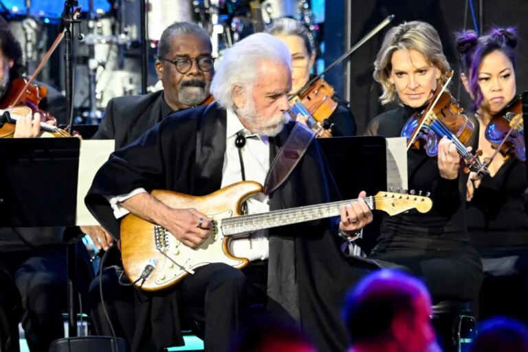 Bob Weir's Life Celebrated by Family, Fans in San Francisco