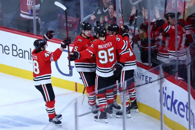 Chicago Blackhawks open new year with 4-3 win over Dallas Stars