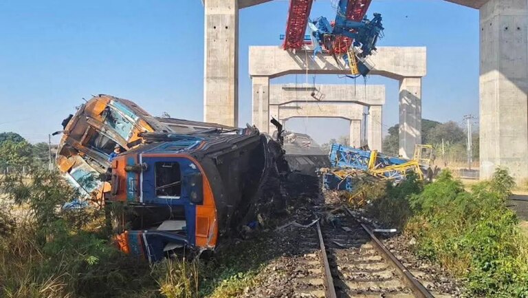 Crane collapses onto passenger train in deadly Thailand accident