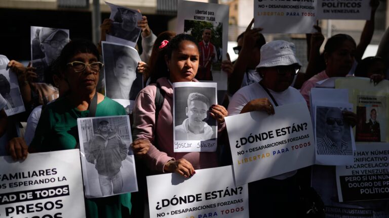 Families of Venezuelan prisoners demand their release after weeks of waiting outside prisons