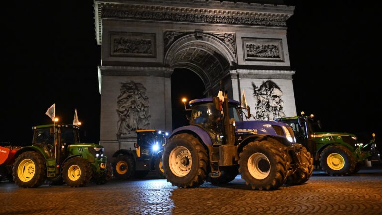 French farmers drive 350 tractors to Parliament to protest low incomes, EU trade deal French farmers drive 350 tractors to Parliament to protest low incomes, EU trade deal