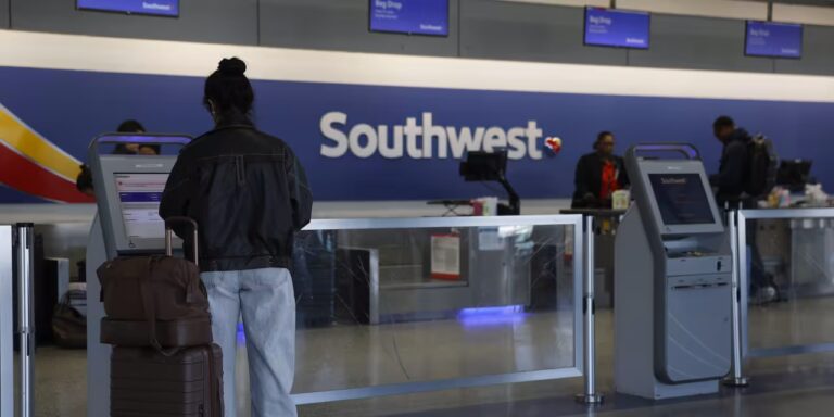 Investors cheer the end of Southwest’s open-seating era, as airline forecasts a big 2026 profit