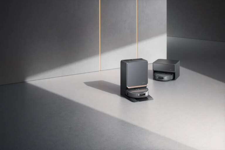 A picture of a Narwal Flow 2 robo vacuum cleaner