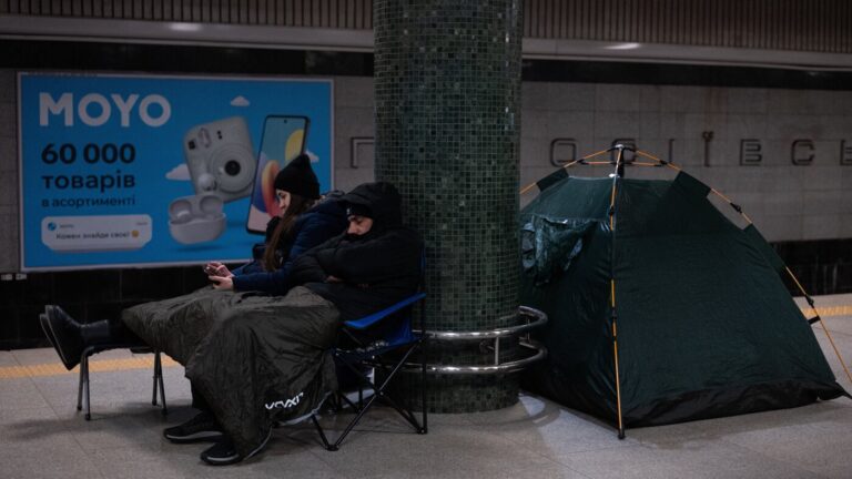 Russian strikes leave Kyiv without heat in freezing cold : NPR