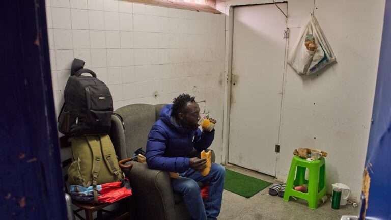 Spain to grant legal status to thousands of immigrants lacking permission