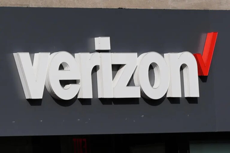 Verizon outage affects tens of thousands of users, tracking site shows – Chicago Tribune