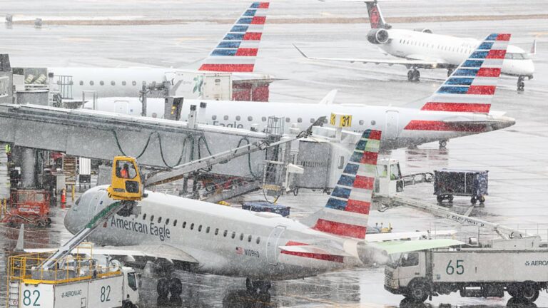 Airlines cancel thousands of flights as blizzard cripples East Coast Airlines cancel thousands of flights as blizzard cripples East Coast