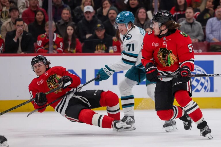 Chicago Blackhawks cruise past San Jose Sharks to end skid Chicago Blackhawks cruise past San Jose Sharks to end skid
