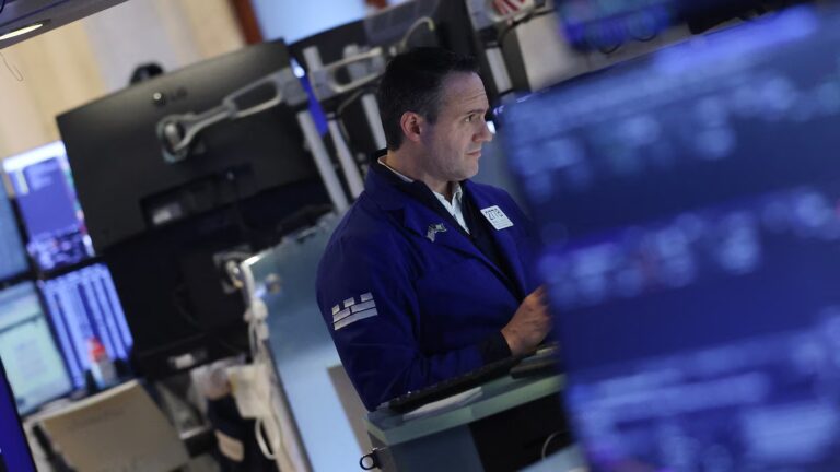 Dow closes down more than 800 points after Trump ratchets up tariffs