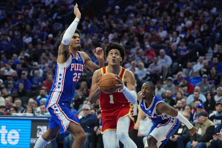 Johnson y McCollum conducen a Hawks a victoria 117-107 ante 76ers para cortar racha de 3 derrotas – Chicago Tribune