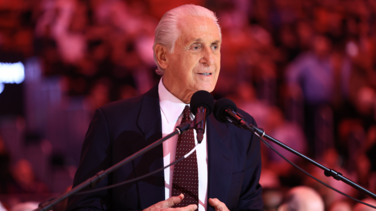 Lakers unveil Pat Riley statue, team’s first coach to receive such an honor Lakers unveil Pat Riley statue, team's first coach to receive such an honor