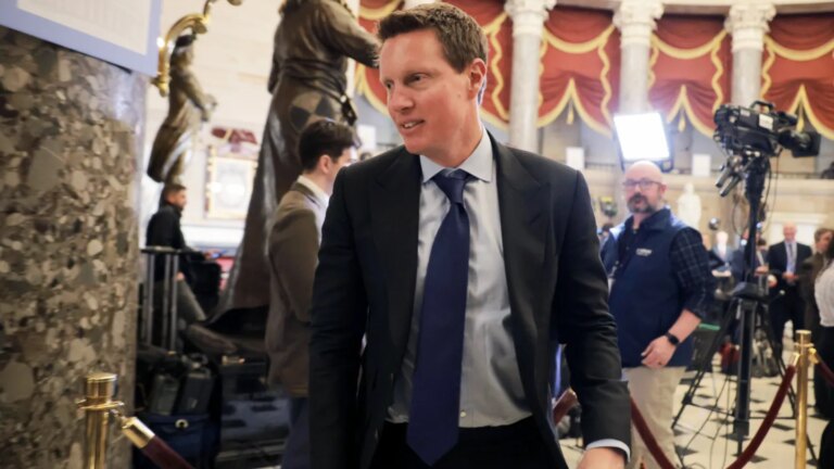 Paramount Stock Price Target Cut After Earnings, Focus on WBD Deal