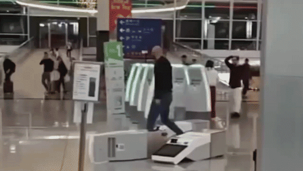 Tourist destroys 10 Hong Kong airport kiosks, gets arrested Tourist destroys 10 Hong Kong airport kiosks, gets arrested