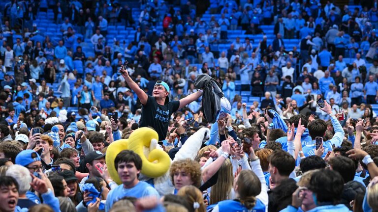 UNC fans storm court too early against Duke, evacuate for final 0.4 seconds UNC fans storm court too early against Duke, evacuate for final 0.4 seconds