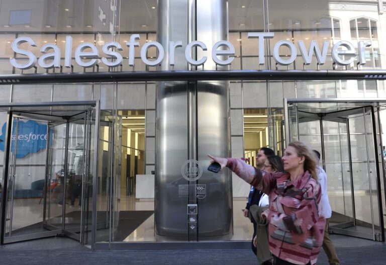 Why this investor says you can make good money off software stocks — if you trade them like telephone directories