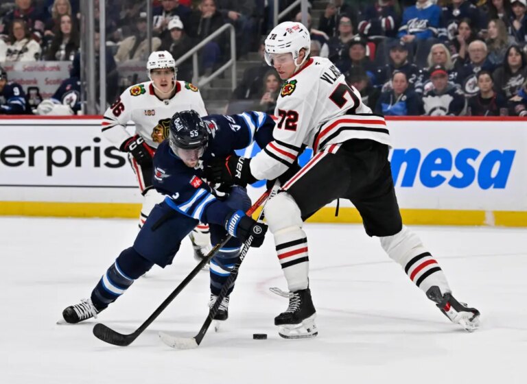Chicago Blackhawks lose the lead late and fall 3-2 in overtime to the Winnipeg Jets – Chicago Tribune