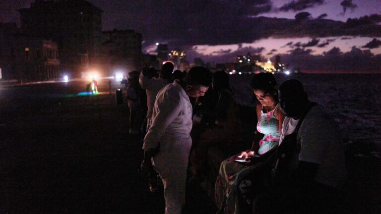 Cuba begins to restore power after nationwide grid collapse Cuba begins to restore power after nationwide grid collapse