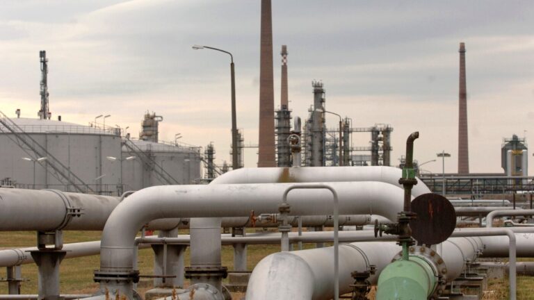 EU offers to pay Ukraine to fix oil pipeline at the center of Ukraine-Hungary feud : NPR