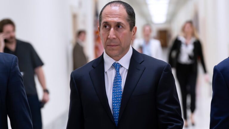 Epstein's longtime accountant testifies on his wealth and business ties