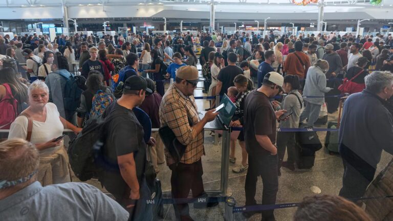 Houston airport has become a symbol for the shutdown’s impacts on air travel Houston airport has become a symbol for the shutdown's impacts on air travel