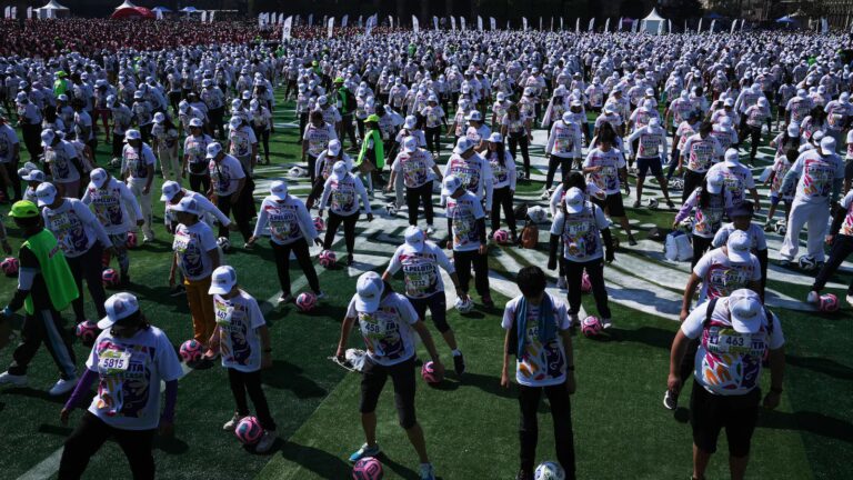 Mexico City sets the world record for the largest soccer class