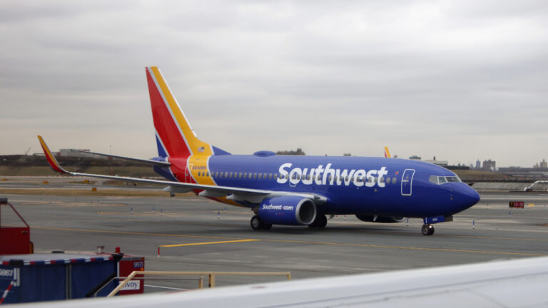 SWAT teams storm Southwest flight in Atlanta, remove passenger at gunpoint SWAT teams storm Southwest flight in Atlanta, remove passenger at gunpoint