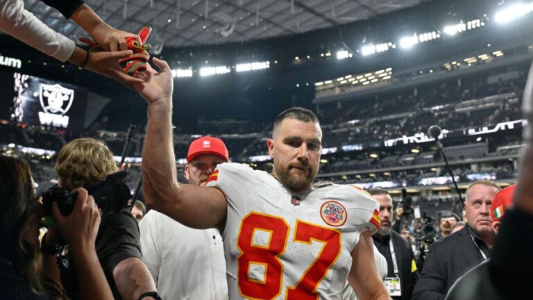 Source: Travis Kelce reaches 1-year deal to return to Chiefs