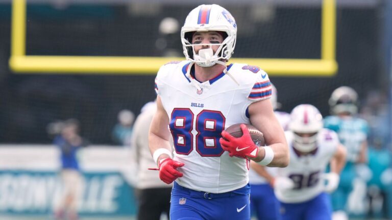 Sources: TE Dawson Knox stays with Bills on new 3-year deal