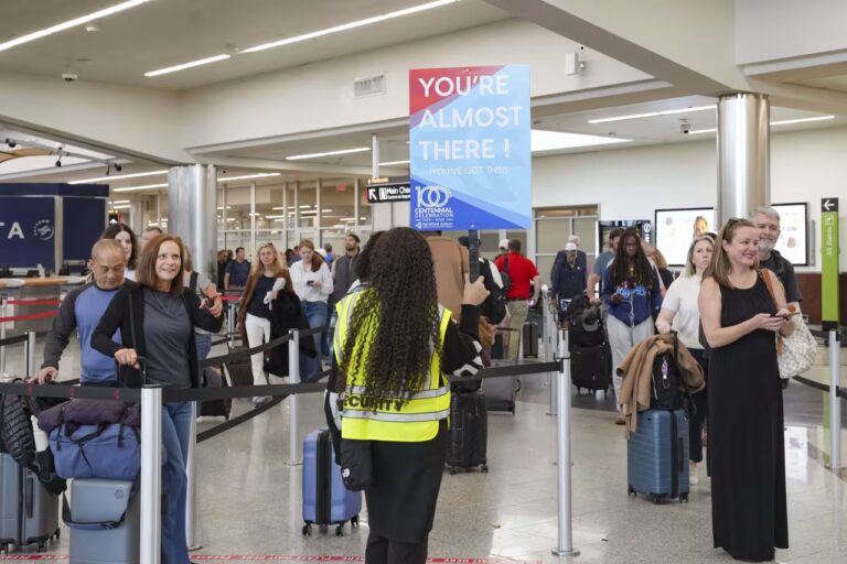 Trump says he’ll order that TSA officers be paid, in a move that could end long waits at airport security Trump says he’ll order that TSA officers be paid, in a move that could end long waits at airport security