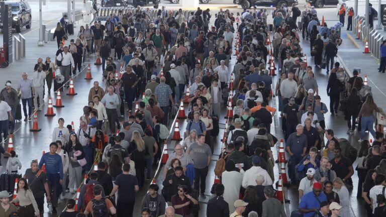 Trump says he’ll sign order directing DHS to pay TSA workers as shutdown drags on Trump says he'll sign order directing DHS to pay TSA workers as shutdown drags on