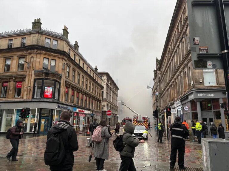 Un incendio en un edificio de Glasgow cierra la estación de tren más concurrida de Escocia – Chicago Tribune Un incendio en un edificio de Glasgow cierra la estación de tren más concurrida de Escocia – Chicago Tribune