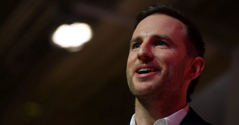 What Is That Mysterious Metallic Device US Chief Design Officer Joe Gebbia Is Using? What Is That Mysterious Metallic Device US Chief Design Officer Joe Gebbia Is Using?