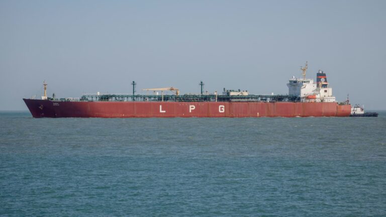 ships going through, waiting or diverting journey