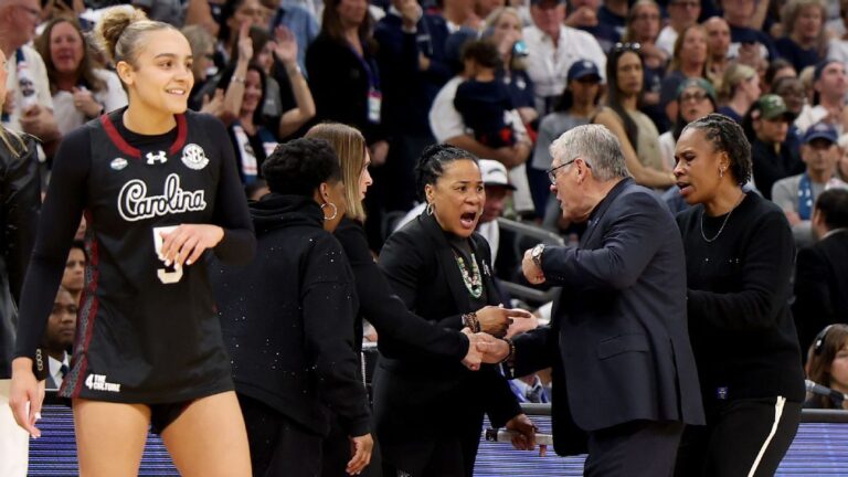Geno Auriemma needs to be better than bizarre postgame actions against South Carolina Geno Auriemma needs to be better than bizarre postgame actions against South Carolina