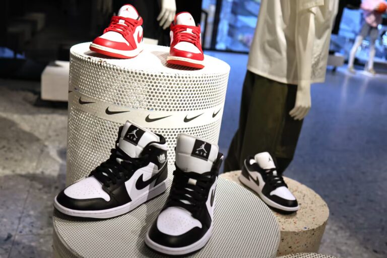 Nike’s stock dives, as sales warning shows turnaround plan still isn’t working Nike’s stock dives, as sales warning shows turnaround plan still isn’t working