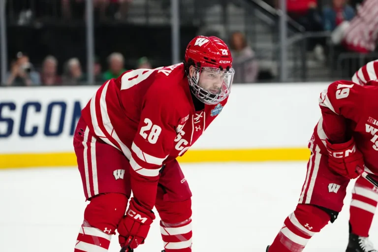 Wisconsin men’s hockey defender signs with AHL contender Download app from appStore