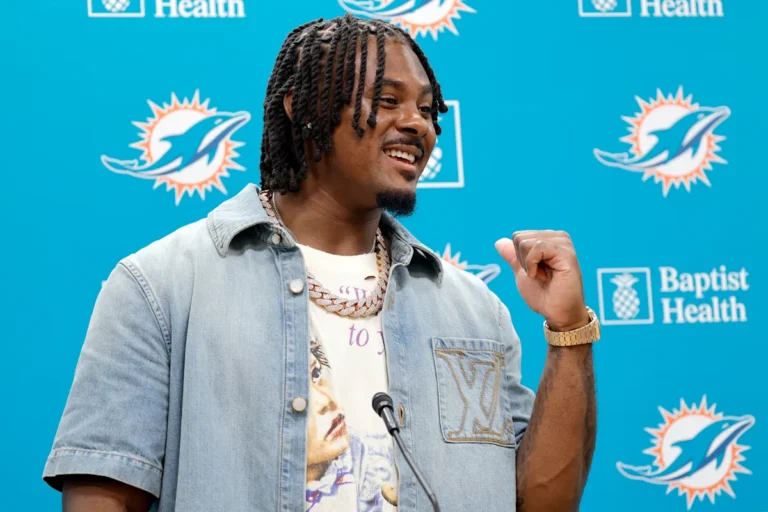 Dolphins QB Malik Willis throws embarrassing first pitch at Marlins game: 'I slipped'
