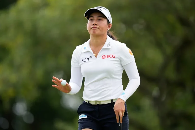 Jeeno Thitikul takes advantage of changing weather for a 69 to open 3-shot lead on LPGA